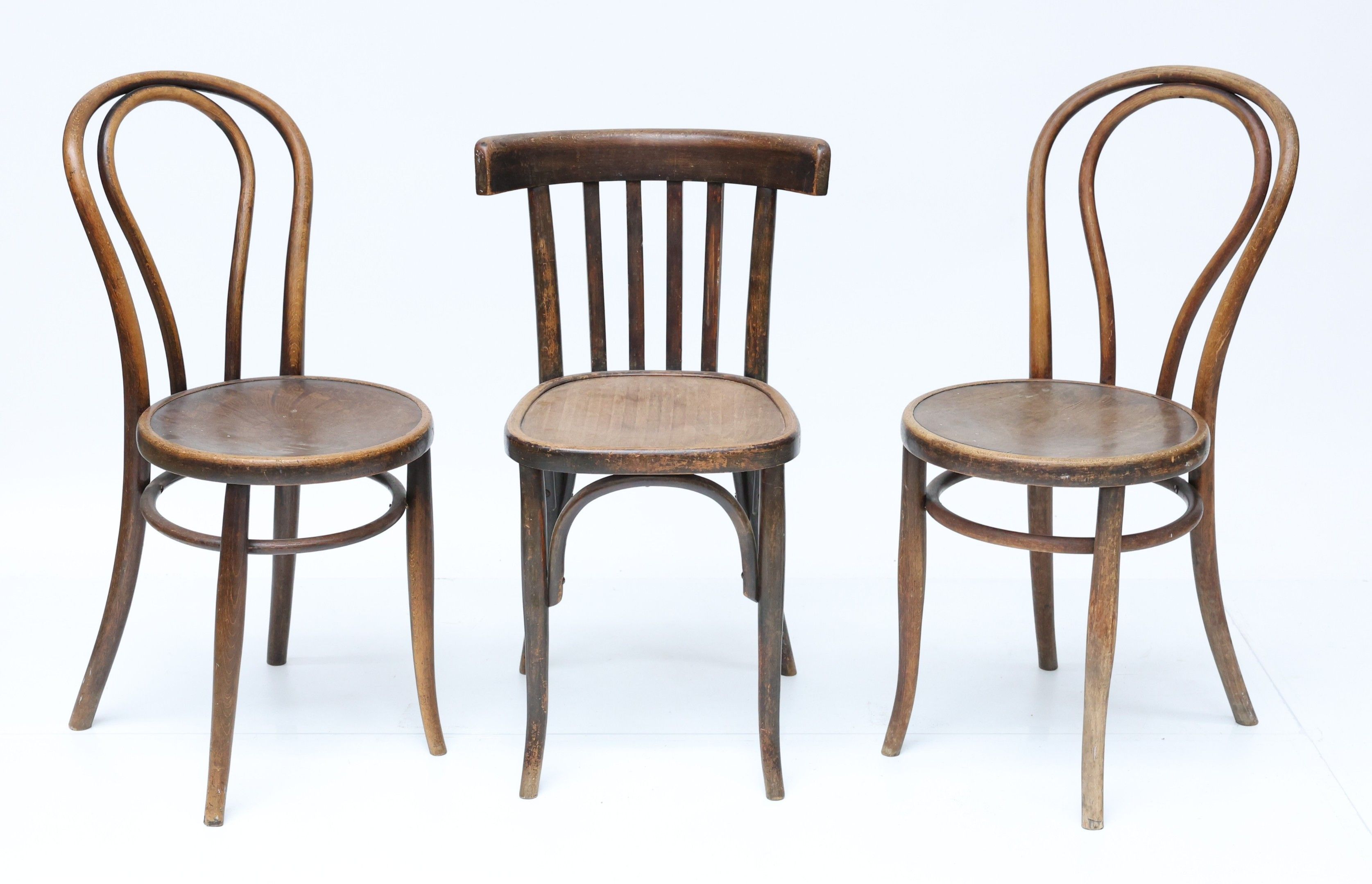 Lot comprenant: Paire de chaises "bistrot" en bois naturel à…