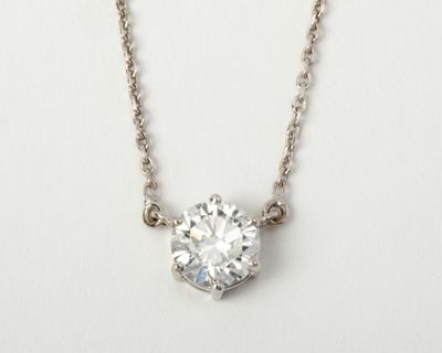 une image représentant un collier en diamants sur fond blanc