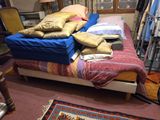 un lit sur lequel sont posés de nombreux oreillers, dans une chambre