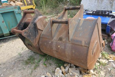 une grosse machine posée au sol près d'un plan d'eau