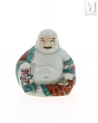 une figurine orientale représentant un Bouddha rieur assis sur un coussin