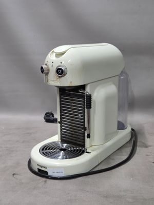 une machine à café posée sur une table