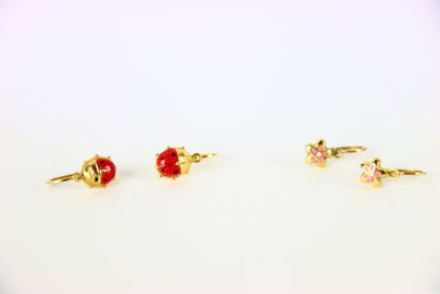 un lot de trois paires de boucles d'oreilles ornées de pierres rouges et roses