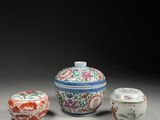 trois bols en porcelaine chinoise avec leurs couvercles, dont l'un est muni d'un couvercle et l'autre orné d'un motif floral