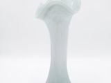 une image représentant un vase blanc sur fond blanc