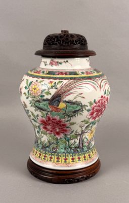 un vase avec un oiseau posé sur une table