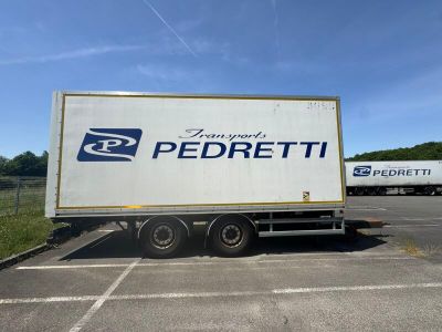 un camion semi-remorque garé dans un parking