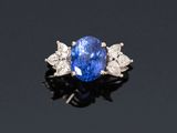 une bague en saphir et diamant