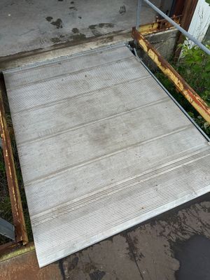 vue aérienne d'une rampe menant à un bâtiment doté d'un portail