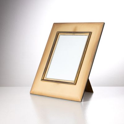 l'image d'un cadre photo posé sur une table