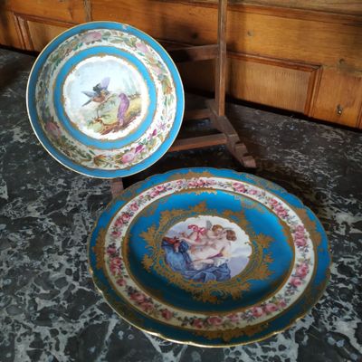 deux assiettes posées sur une table