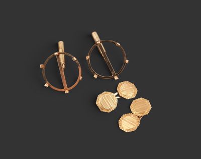 une paire de boucles d'oreilles plaquées or et une paire de boucles d'oreilles plaquées or
