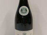 une bouteille de vin posée sur une table