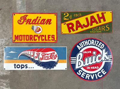plusieurs affiches accrochées au mur d'un garage