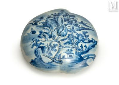 une assiette bleue et blanche sur laquelle est représenté un dragon