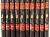six rangées de vieux livres sont empilées les unes sur les autres