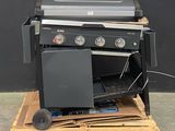 une photo d'un barbecue avec une grille posé sur une palette
