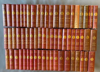plusieurs livres empilés sur une table
