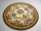 tapis beige orné de fleurs roses et de volutes sur fond blanc