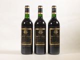 trois bouteilles de vin posées l'une à côté de l'autre sur une table