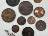 une photo représentant un tas de pièces de monnaie et un porte-clés posés sur une table