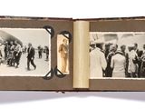 une vieille photo montrant un groupe de personnes dans un livre ouvert