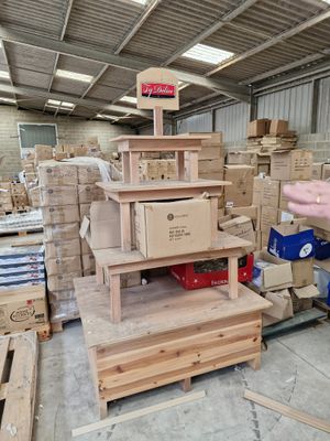 un homme debout devant une pile de cartons