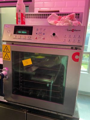 un four situé au milieu d'une cuisine