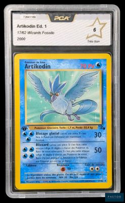 gros plan d'une carte pokemon sur fond noir