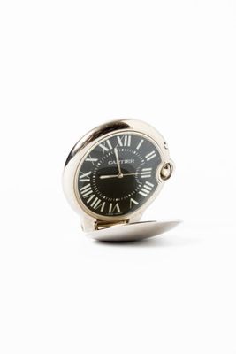 une image représentant une horloge argentée avec des chiffres romains sur fond blanc