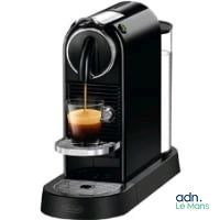 gros plan d'une machine à café avec une tasse de café