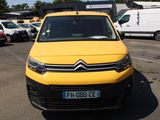une camionnette jaune garée dans un parking