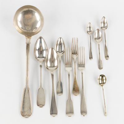 beaucoup de cuillères et de fourchettes en argent sur la table