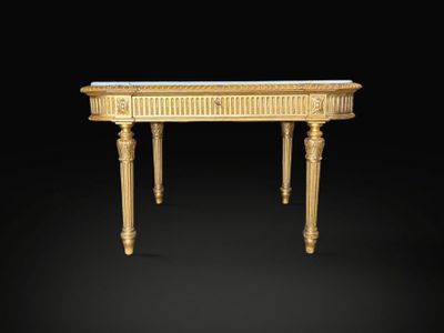 Table de milieu en bois et stuc doré, plateau en marbre blan…
