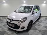 la photo d'une petite voiture blanche garée dans un garage