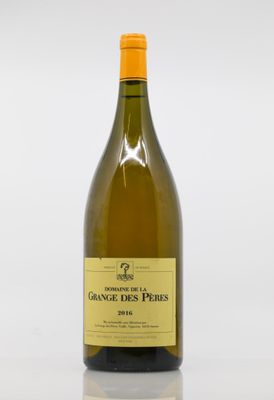 une bouteille de vin posée sur une table