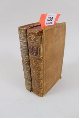 deux vieux livres posés l'un sur l'autre sur une table