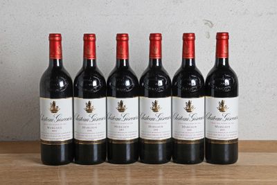 six bouteilles de vin rouge alignées sur une table en bois
