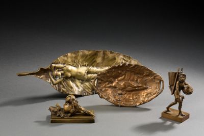 figurines en bronze représentant un homme et une femme tenant une feuille