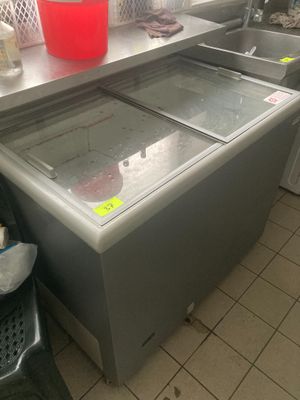 une photo d'une machine à glaces professionnelle dans une cuisine professionnelle
