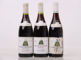 trois bouteilles de vin posées sur une table l'une à côté de l'autre