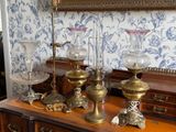 une commode sur laquelle sont posés plusieurs vases en verre