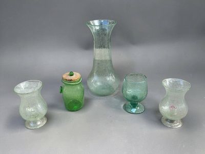 quatre vases en verre différents posés sur une table