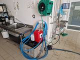 une photo d'une cuisine avec un évier et un tuyau d'arrosage