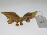 une photo d'une figurine d'aigle en or sur laquelle est apposée une étiquette de prix