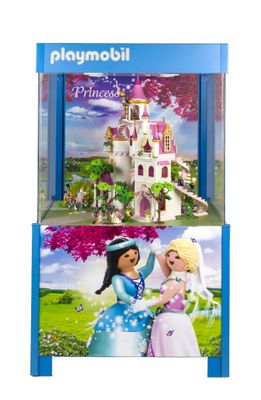 Le Playmobil comporte deux images représentant des princesses devant un château.