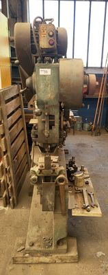 une machine qui se trouve à l'intérieur d'un bâtiment