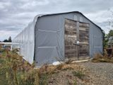 un grand bâtiment métallique recouvert d'une bâche