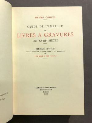 un livre ouvert sur lequel figure l'image d'une femme en robe rouge