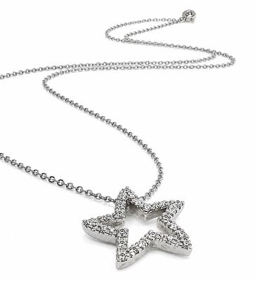 un collier en argent orné d'une étoile et d'une étoile de mer